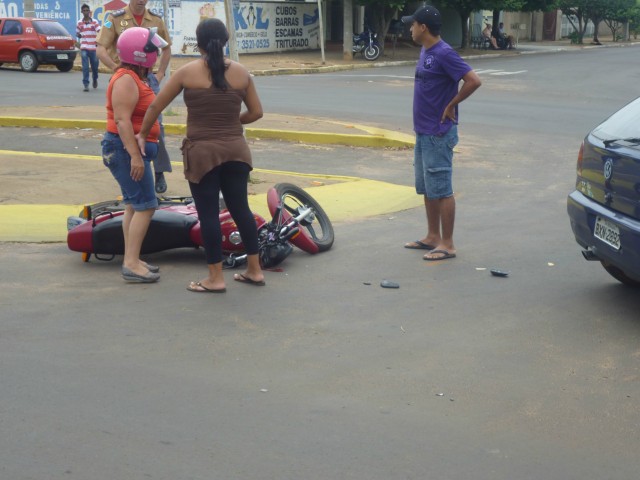 Confira o vídeo de um flagrante de acidente envolvendo uma moto e um carro em TL