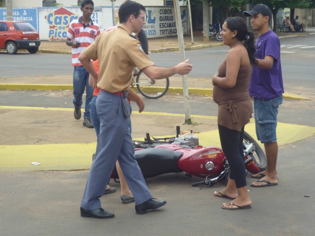 Confira o vídeo de um flagrante de acidente envolvendo uma moto e um carro em TL