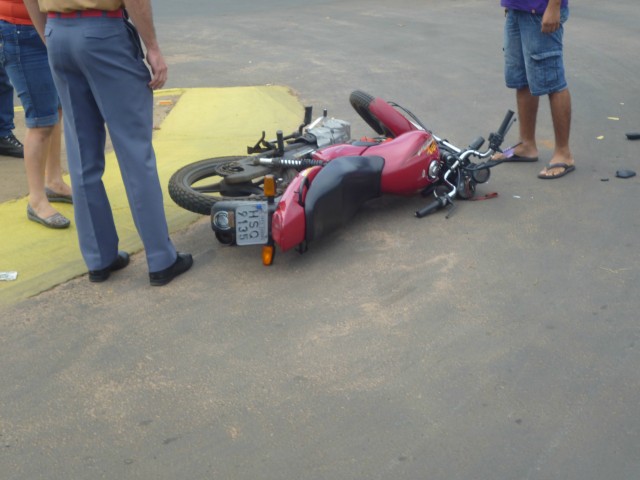 Confira o vídeo de um flagrante de acidente envolvendo uma moto e um carro em TL