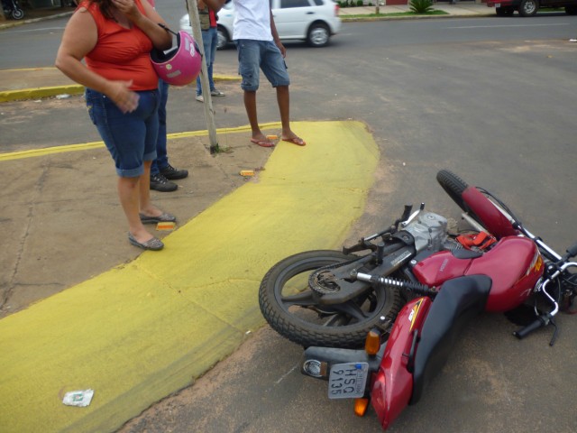 Confira o vídeo de um flagrante de acidente envolvendo uma moto e um carro em TL