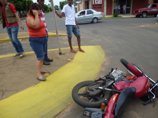 Confira o vídeo de um flagrante de acidente envolvendo uma moto e um carro em TL