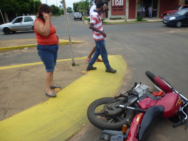 Confira o vídeo de um flagrante de acidente envolvendo uma moto e um carro em TL