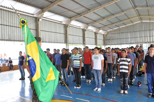 Dispensados do Serviço Militar prestam juramento à Bandeira