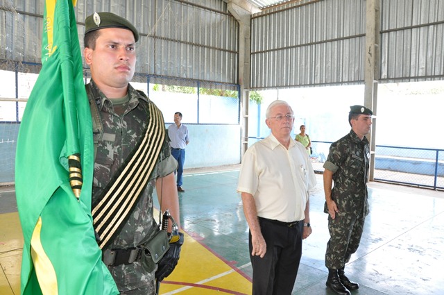 Dispensados do Serviço Militar prestam juramento à Bandeira