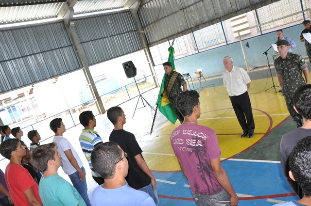 Dispensados do Serviço Militar prestam juramento à Bandeira