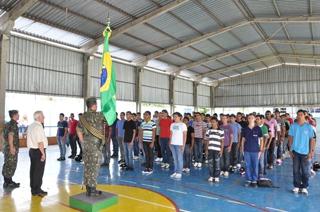Dispensados do Serviço Militar prestam juramento à Bandeira
