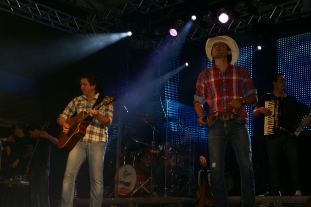 Jads e Jadson emocionam e contagiam o público durante show no último sábado