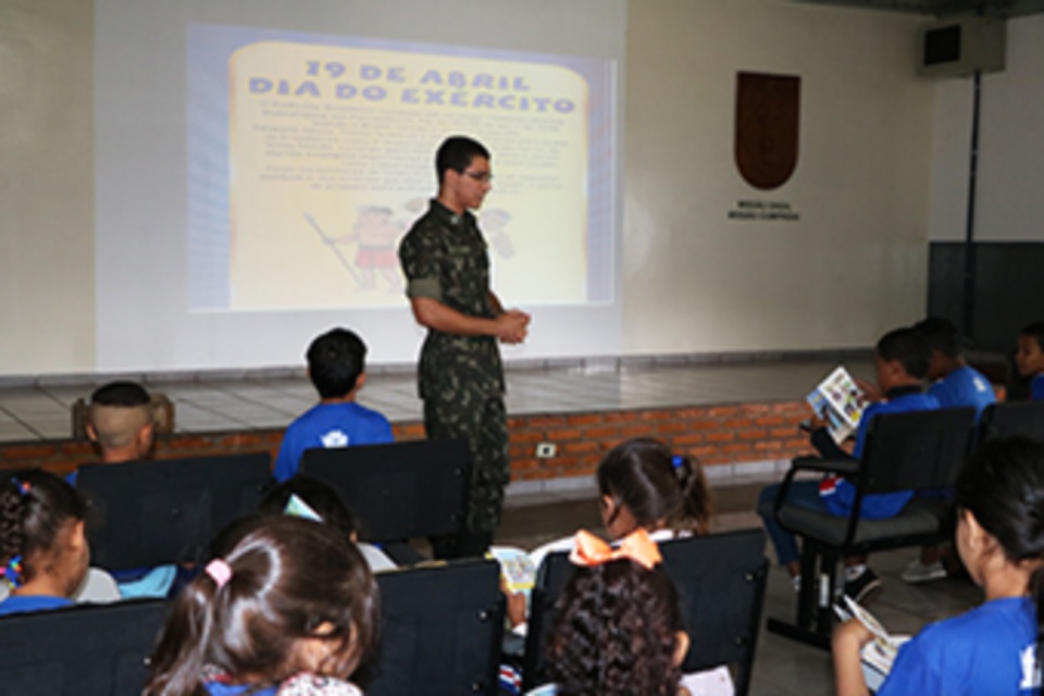 Alunos da Escola Municipal “Eufrosina Pinto” visitam a 3ª Bateria de Artilharia Antiaérea de Três Lagoas