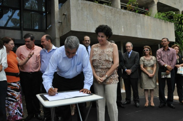 Três Lagoas recebe veículo para Centro de Atendimento à Mulher