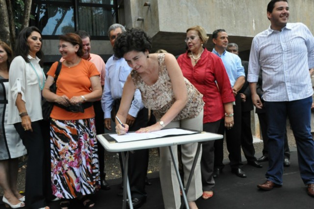 Três Lagoas recebe veículo para Centro de Atendimento à Mulher