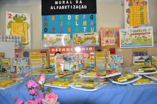 Prefeita entrega kits escolares aos alunos dos CEI´s