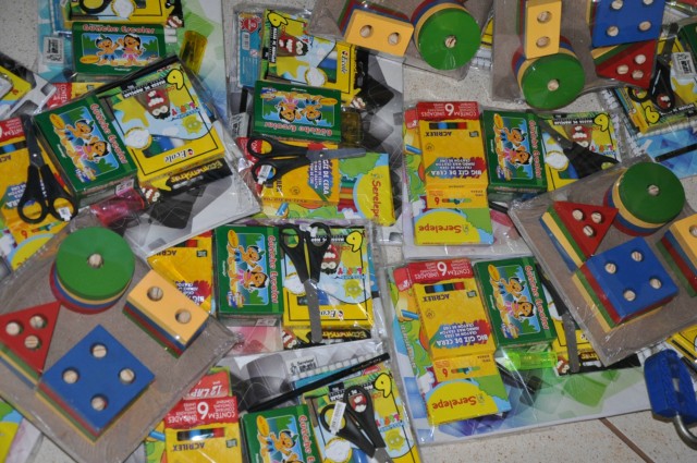Prefeita entrega kits escolares aos alunos dos CEI´s