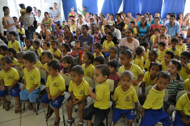 Prefeita entrega kits escolares aos alunos dos CEI´s