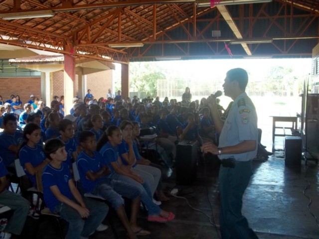 PM interage com a comunidade por meio de palestras em escola