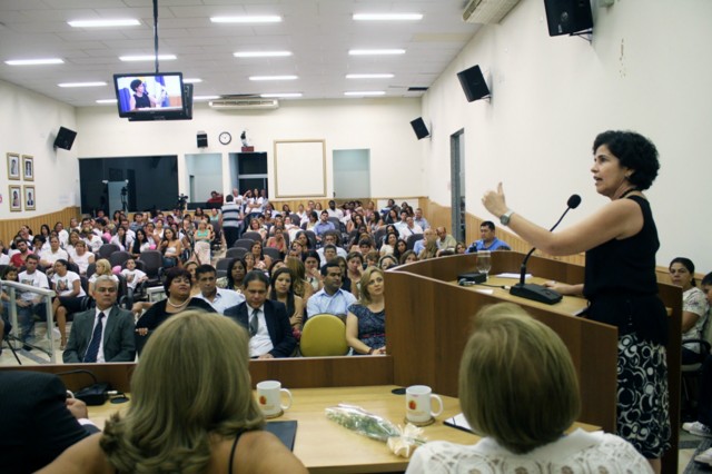 Emoção marca sessão solene do Dia da Mulher na Câmara