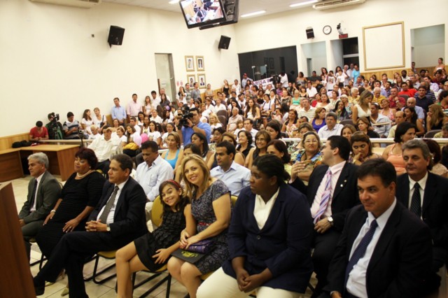 Emoção marca sessão solene do Dia da Mulher na Câmara