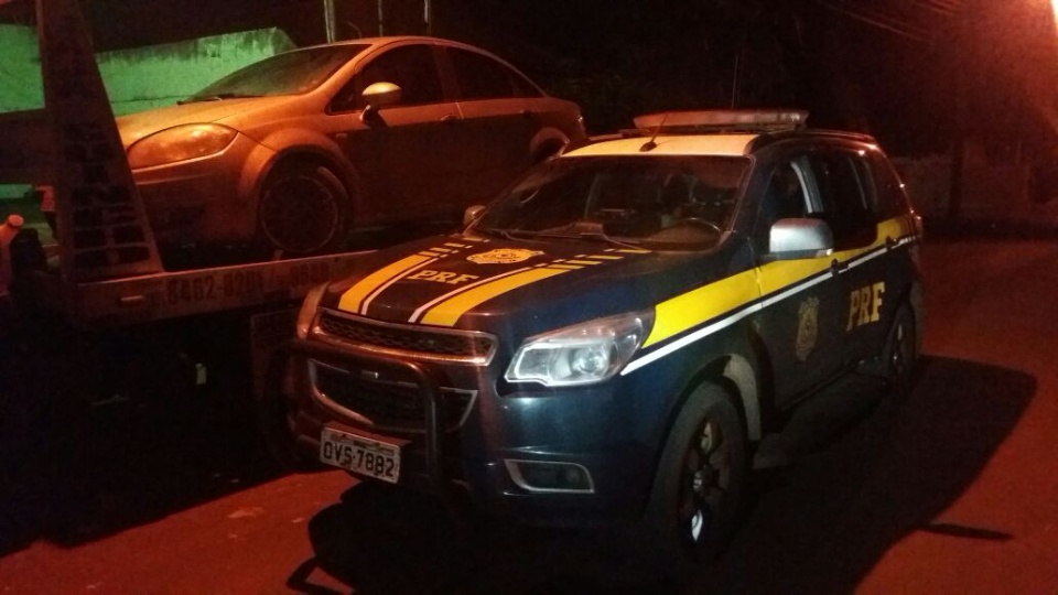 Carro furtado e clonado é recuperado pela PRF em Água Clara