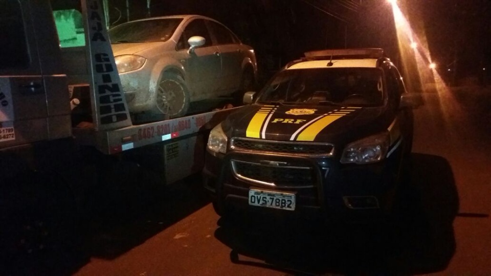 Carro furtado e clonado é recuperado pela PRF em Água Clara
