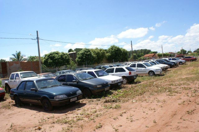 Condutores sem CNH fazem lotar pátio do Detran de carrões