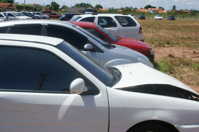 Condutores sem CNH fazem lotar pátio do Detran de carrões