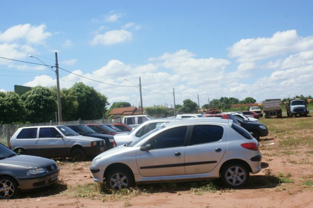 Condutores sem CNH fazem lotar pátio do Detran de carrões