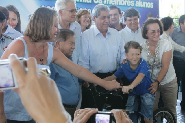 Além de hospital, André anuncia urbanização da orla ferroviária