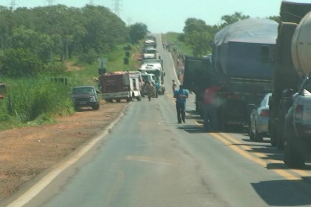 Acidente na BR-262 deixa três pessoas feridas