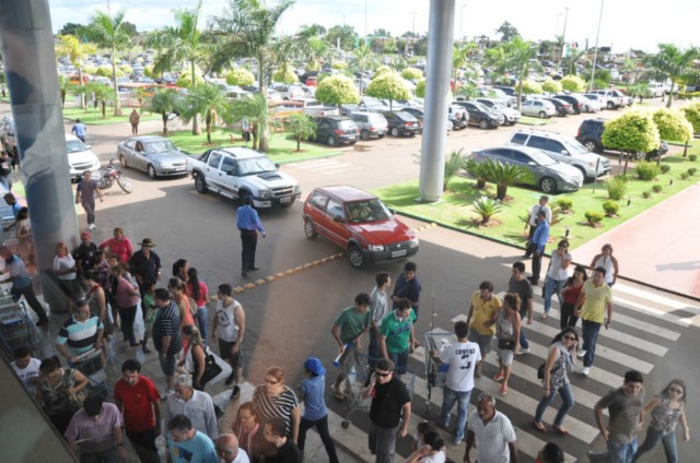 Fael, vencedor do BBB 12 visita Shopping China e vira atração