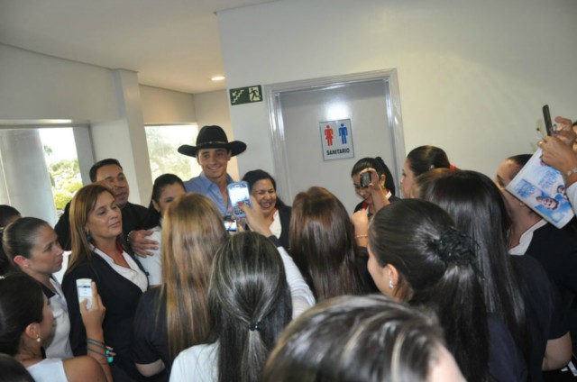 Fael, vencedor do BBB 12 visita Shopping China e vira atração