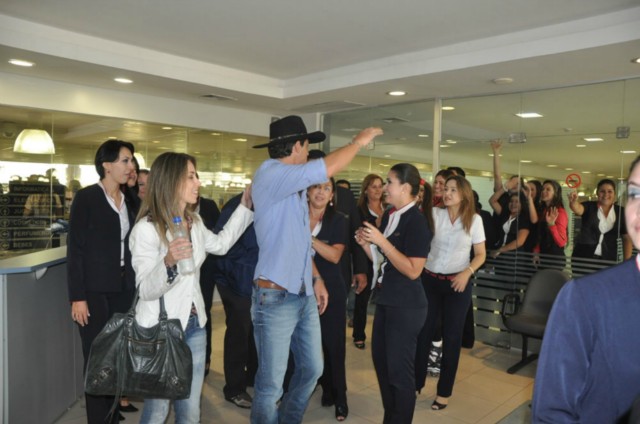 Fael, vencedor do BBB 12 visita Shopping China e vira atração