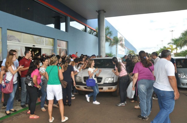 Fael, vencedor do BBB 12 visita Shopping China e vira atração