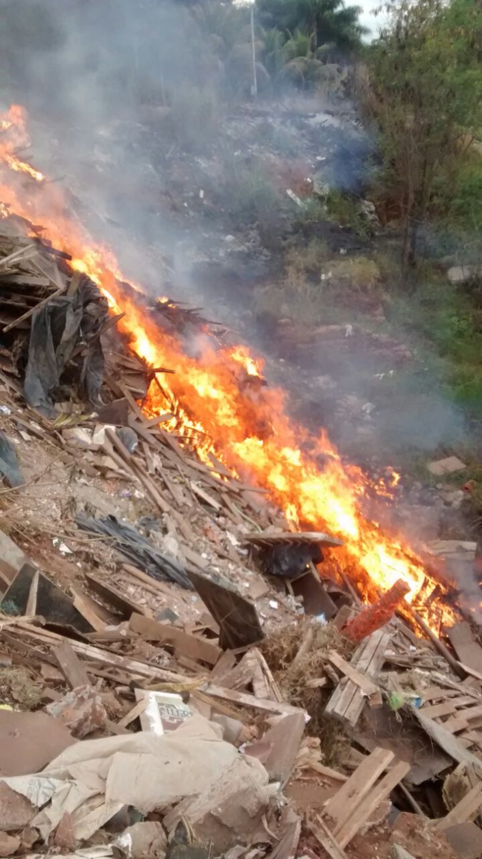 Queimada de lixo mobiliza equipe do Meio Ambiente ao “Buracão do Jupiá”