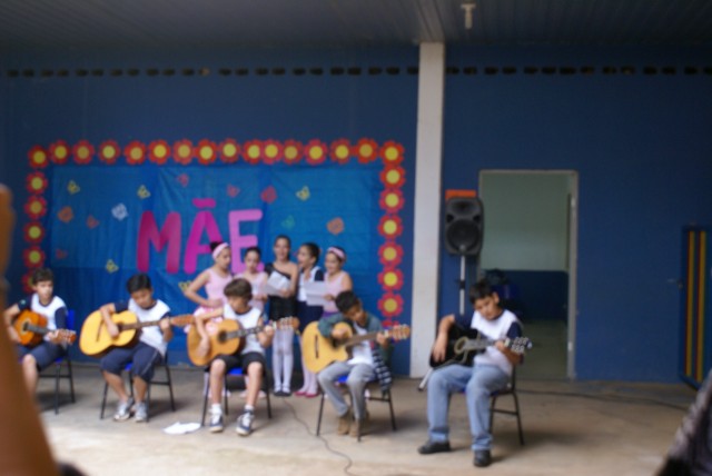 Crianças homenageiam mães durante evento em escola