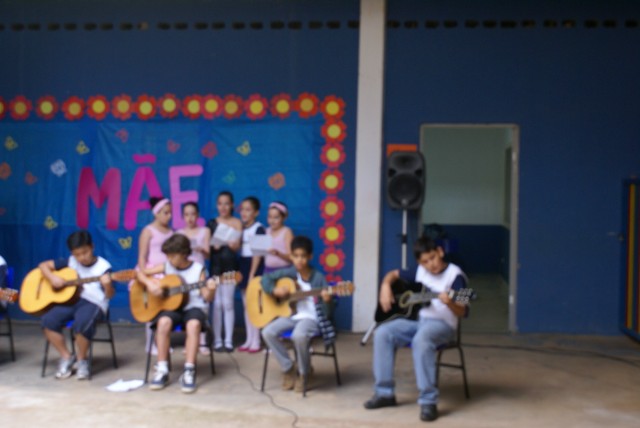 Crianças homenageiam mães durante evento em escola