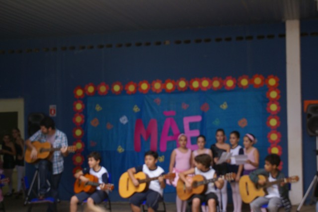 Crianças homenageiam mães durante evento em escola