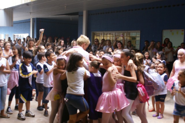 Crianças homenageiam mães durante evento em escola