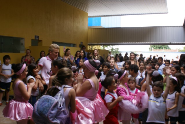 Crianças homenageiam mães durante evento em escola