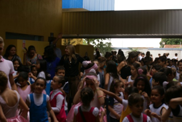 Crianças homenageiam mães durante evento em escola