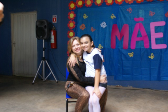 Crianças homenageiam mães durante evento em escola