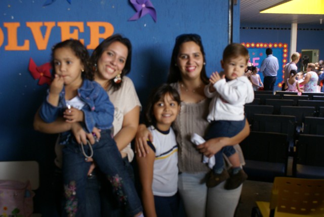 Crianças homenageiam mães durante evento em escola