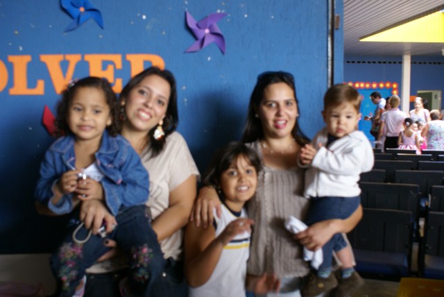 Crianças homenageiam mães durante evento em escola