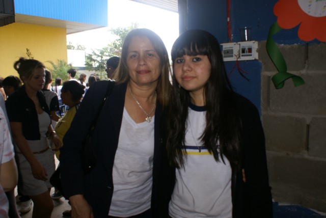 Crianças homenageiam mães durante evento em escola