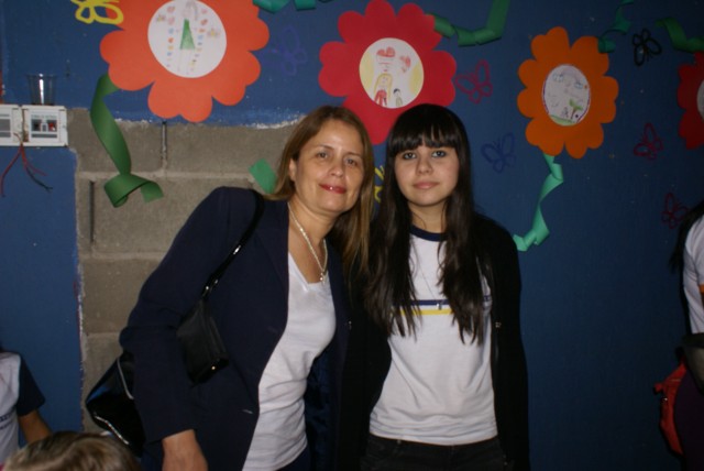 Crianças homenageiam mães durante evento em escola