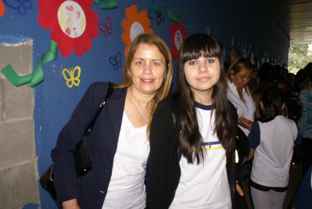 Crianças homenageiam mães durante evento em escola