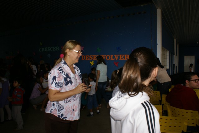 Crianças homenageiam mães durante evento em escola