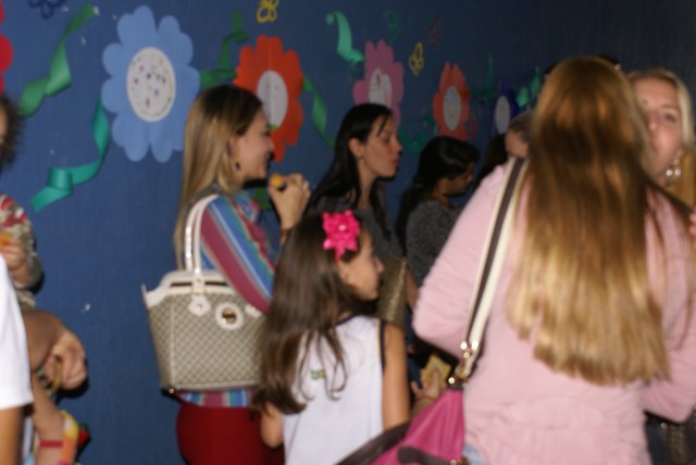 Crianças homenageiam mães durante evento em escola