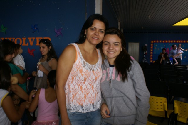 Crianças homenageiam mães durante evento em escola