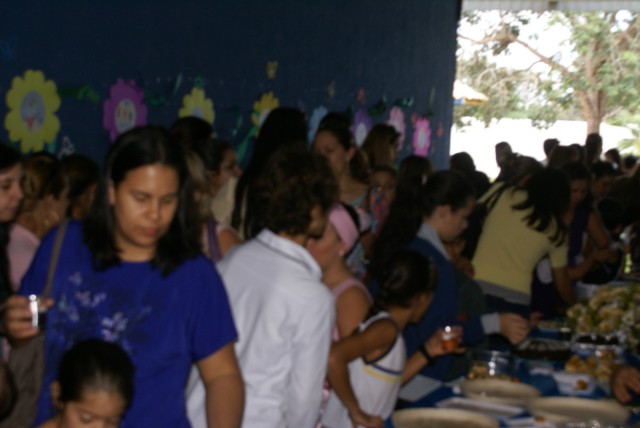 Crianças homenageiam mães durante evento em escola