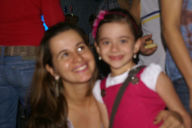 Crianças homenageiam mães durante evento em escola