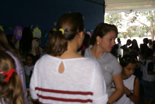 Crianças homenageiam mães durante evento em escola